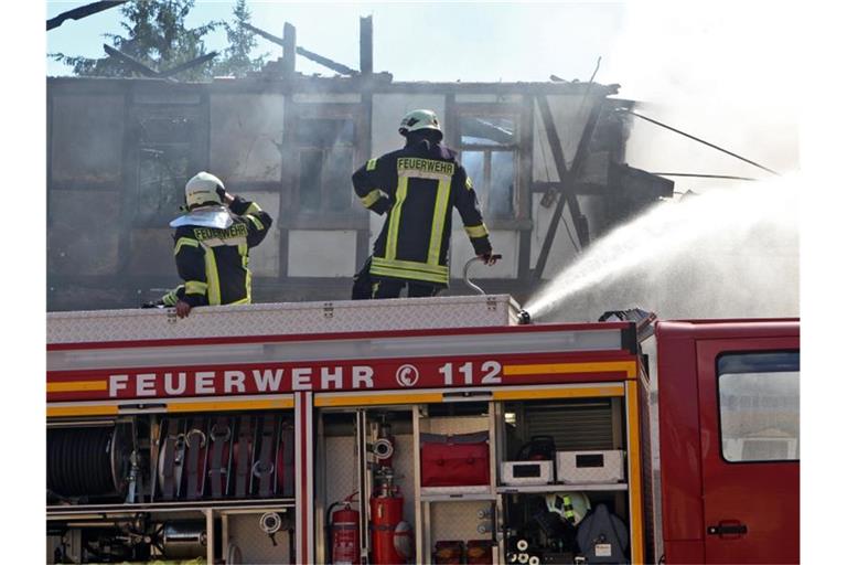 Löscharbeiten der Feuerwehr. Foto: Matthias Bein/zb/dpa/Archivbild