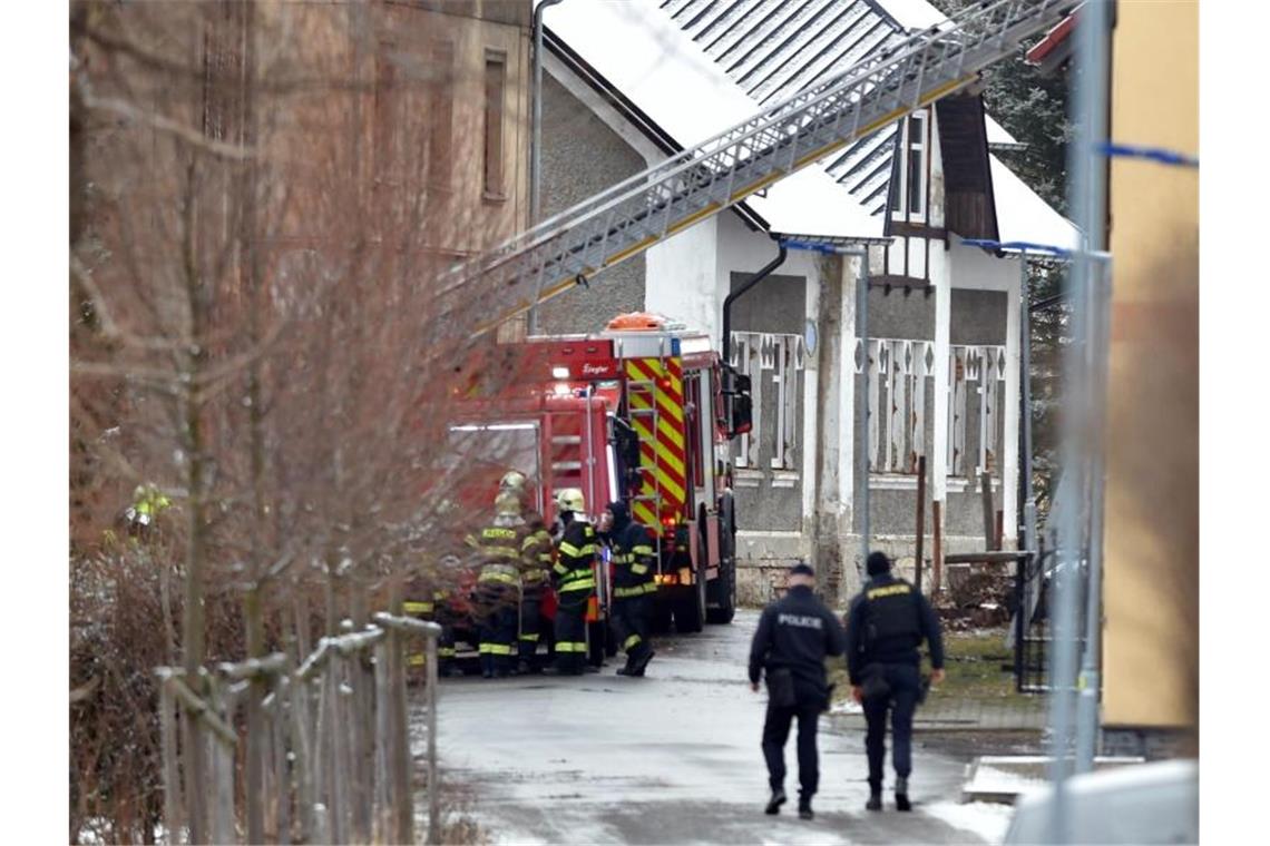 Acht Tote bei Brand in Behindertenheim an deutscher Grenze Löscharbeiten in dem Pflegeheim für Behinderte. Foto: Slavomír Kube/CTK/dpa
