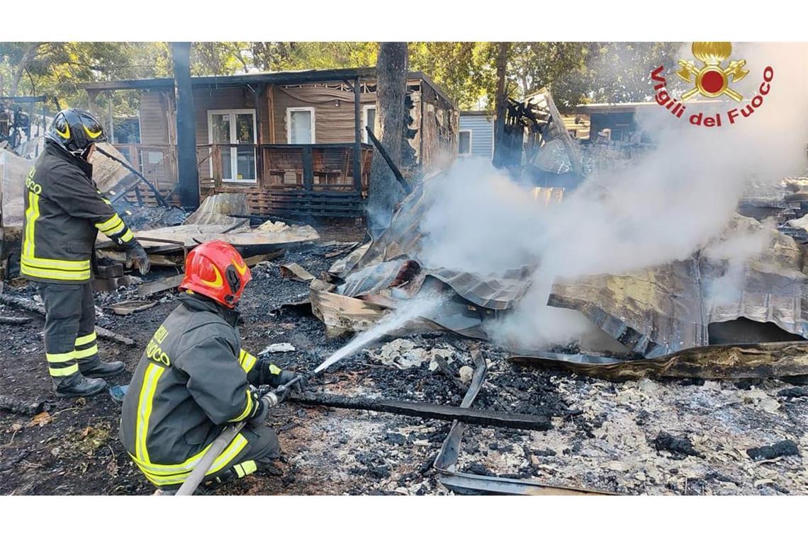 Löscharbeiten in Peschiera am Gardasee, wo ein Campingplatz zum Raub der Flammen wurde.