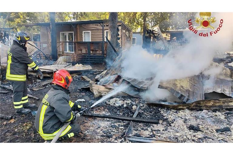 Löscharbeiten in Peschiera am Gardasee, wo ein Campingplatz zum Raub der Flammen wurde.