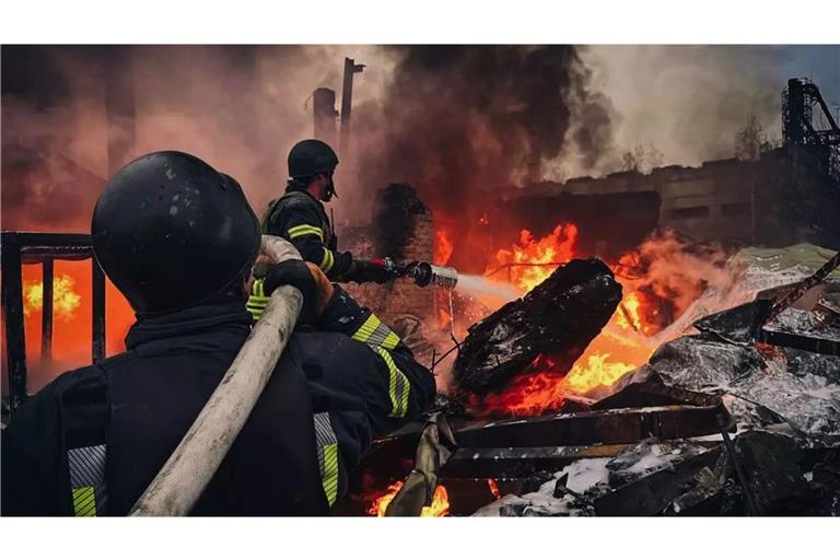 Löscharbeiten nach einem russischen Raketenangriff auf Kiew.