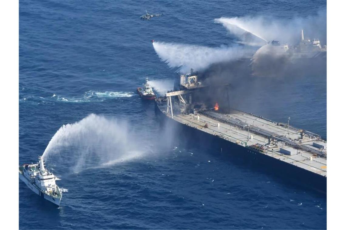 Löschboote bekämpfen das Feuer auf der „MT New Diamond“ im Indischen Ozean. Foto: Uncredited/Sri Lanka Air Force/AP/dpa