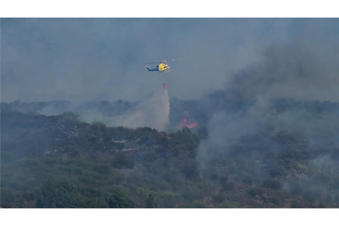 Waldbrand außer Kontrolle – „Lage ist nicht ermutigend“ Löschflugzeuge und -hubschrauber bekämpfen das Feuer von oben.