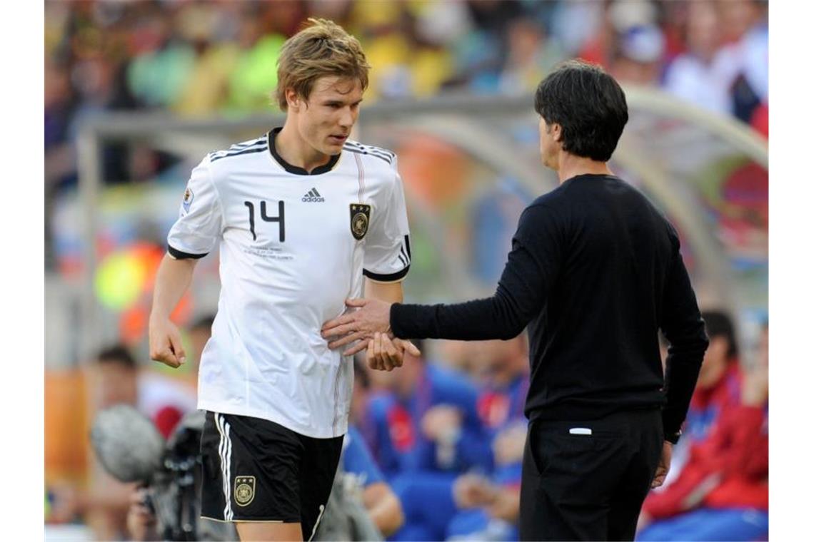 Überraschungsmann Löw: Von Odonkor bis Sané Löw überrascht 2010 unter anderem mit dem Neuling Holger Badstuber (l). Foto: Bernd Weissbrod/dpa