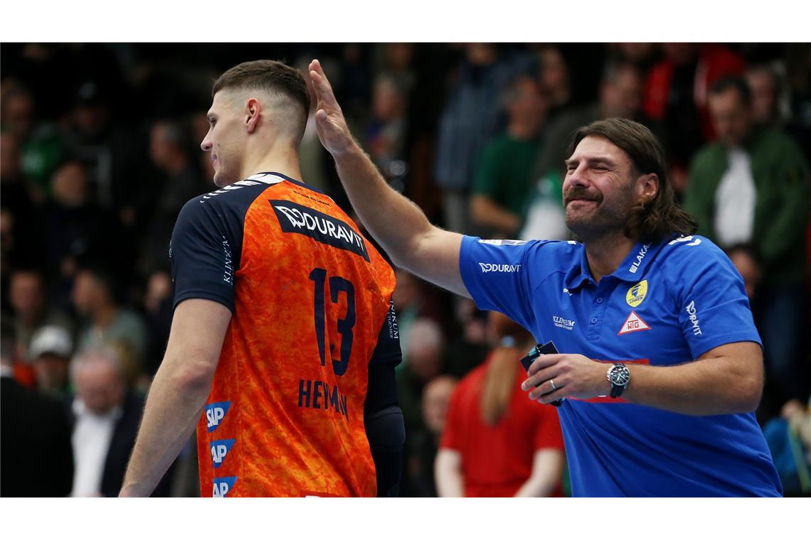 Lehrstunde von Ivan Martinovic und den Löwen Löwen-Coach Sebastian Hinze (re.) bejubelt den Sieg seiner Mannschaft.