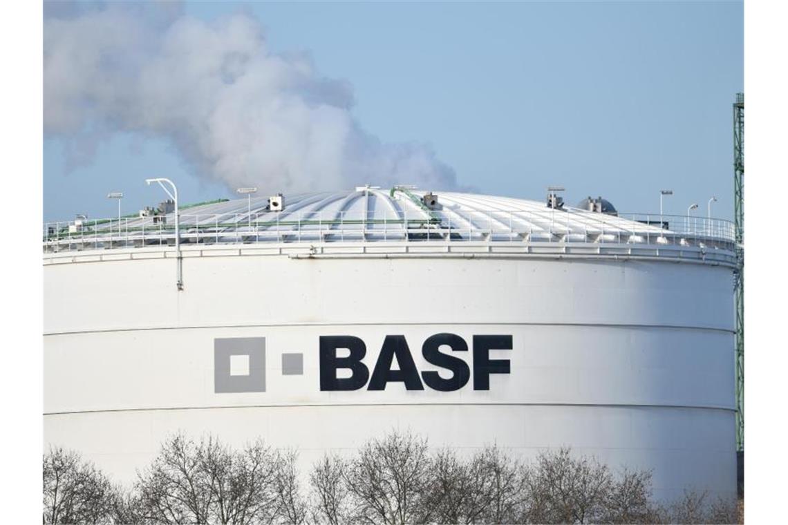 Logo des Chemiekonzerns BASF auf einer Industrieanlage auf dem Werksgelände in Ludwigshafen. Foto: Uwe Anspach/dpa
