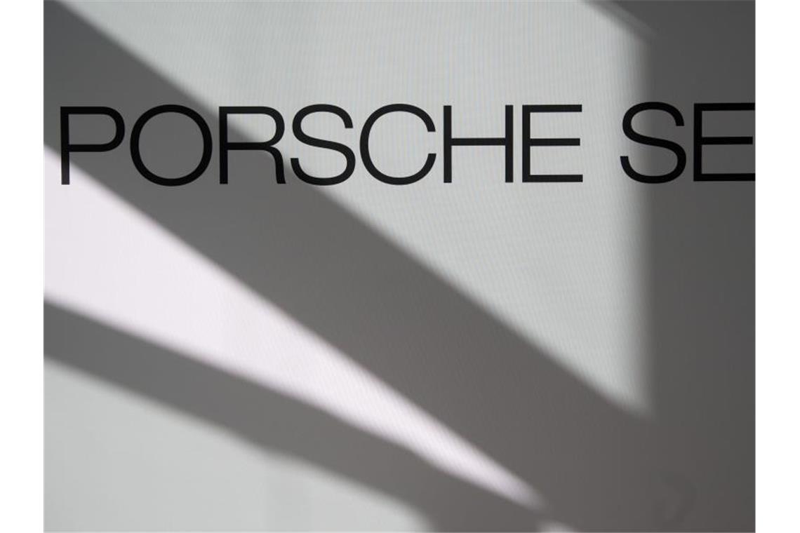 Erholung bei VW dreht auch Porsche-SE-Zahlen wieder ins Plus Logo und Schriftzug der Porsche SE. Foto: Marijan Murat/dpa/Archivbild