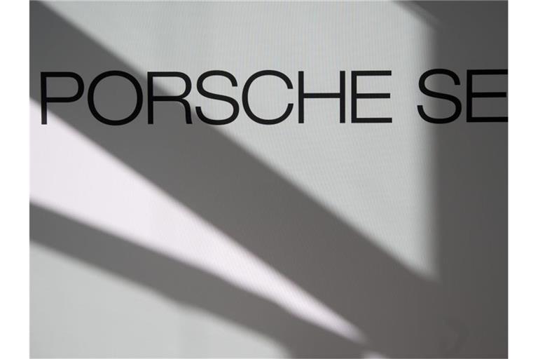 Logo und Schriftzug der Porsche SE. Foto: Marijan Murat/dpa/Archivbild