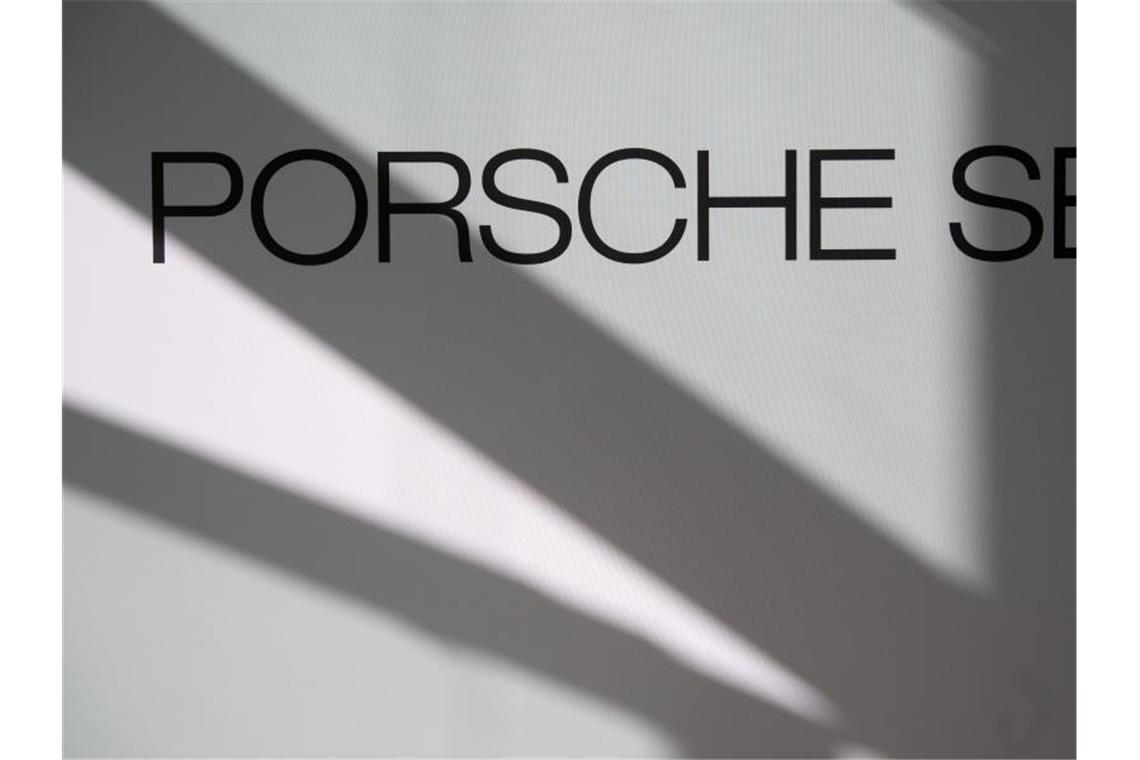 Logo und Schriftzug der Porsche SE. Foto: Marijan Murat/Archivbild