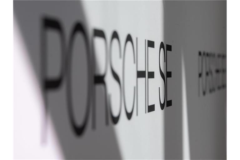 Logo und Schriftzug der Porsche SE. Foto: Marijan Murat/dpa/Archivbild