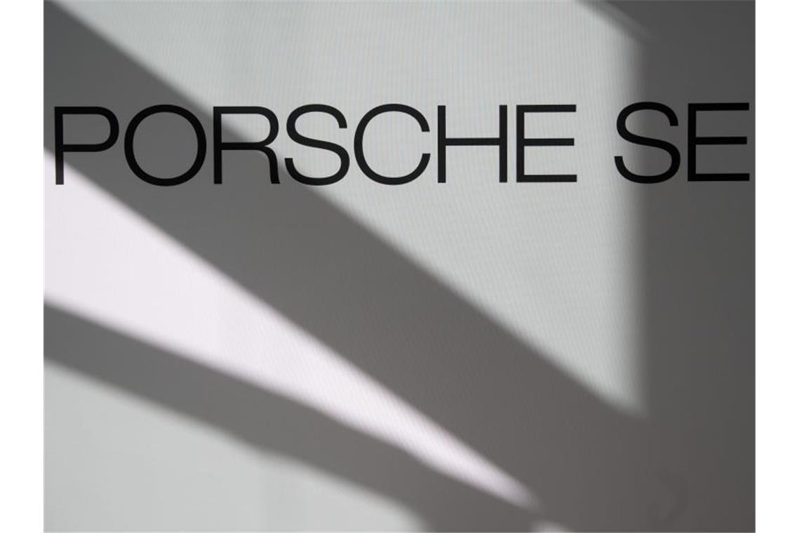 Musterverfahren gegen Porsche SE wird langwierig Logo und Schriftzug der Porsche SE sind an einer Stellwand zu sehen. Foto: Marijan Murat/dpa/Symbolbild