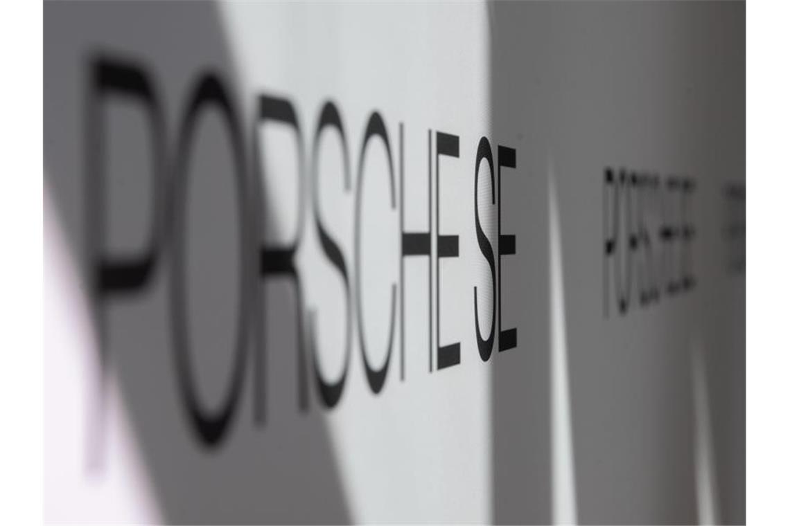 Logo und Schriftzug der Porsche SE sind bei der Bilanzpressekonferenz der VW-Dachgesellschaft Porsche SE an einer Stellwand zu sehen. Foto: Marijan Murat/Archiv