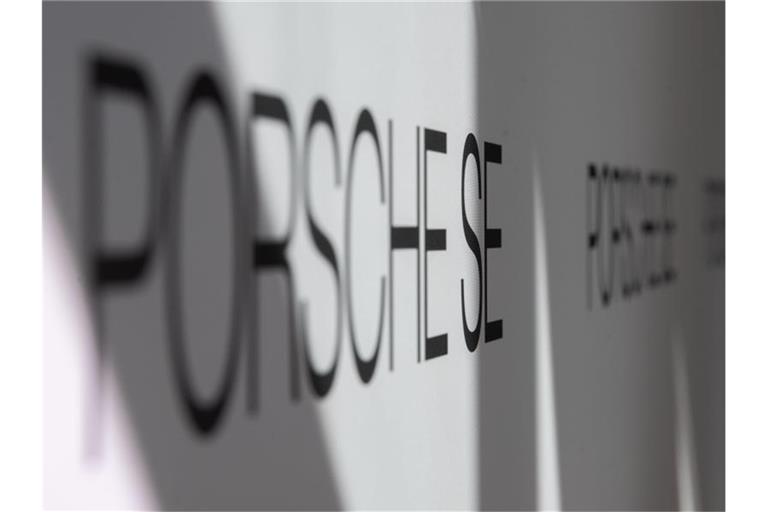 Logo und Schriftzug der Porsche SE sind bei der Bilanzpressekonferenz der VW-Dachgesellschaft Porsche SE an einer Stellwand zu sehen. Foto: Marijan Murat/Archiv