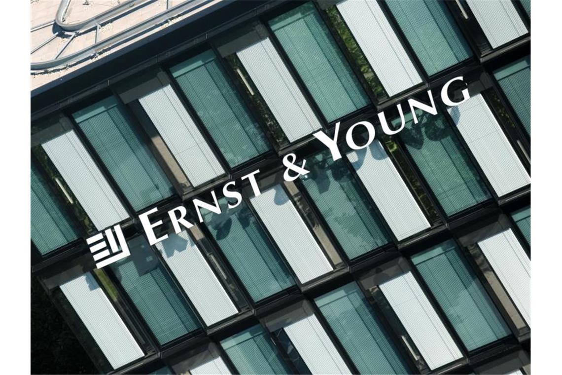 Logo und Schriftzug der Unternehmensberatung Ernst & Young an einem Gebäude. Foto: Andreas Gebert/dpa/Symbolbild