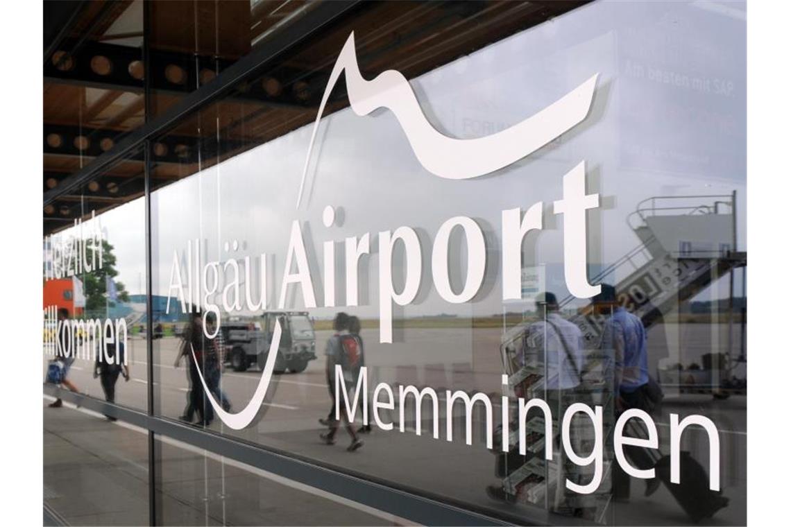 Logo und Schriftzug des Allgäu Airport am Terminal des Flughafens. Foto: Andreas Gebert/Archiv