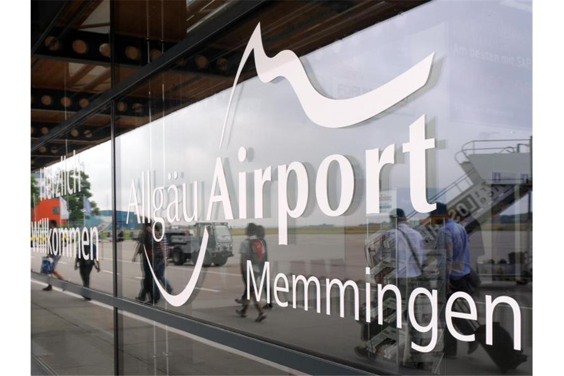 Logo und Schriftzug des Allgäu Airport am Terminal des Flughafens. Foto: Andreas Gebert/dpa