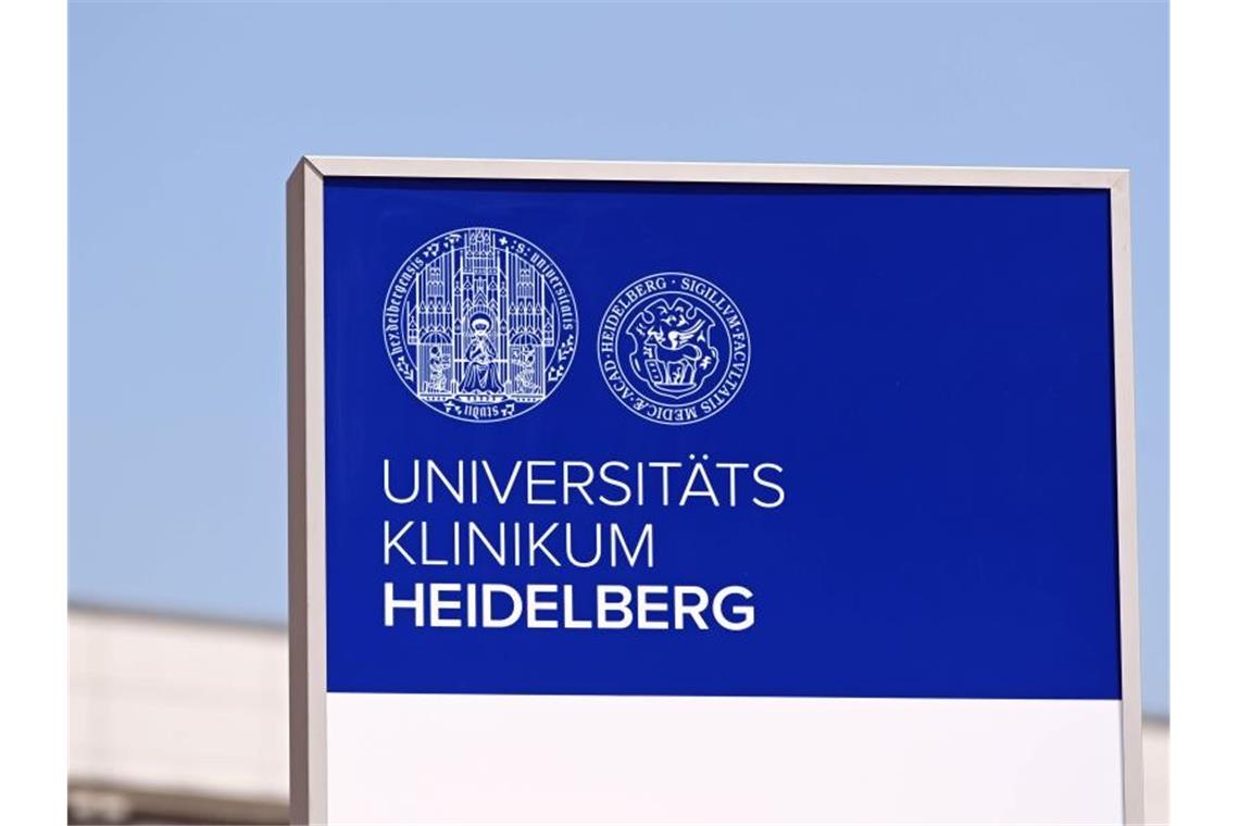 Logo und Schriftzug des Universitätsklinikum Heidelberg, aufgenommen auf dem Gelände des Klinikums. Foto: Uli Deck/Archivbild