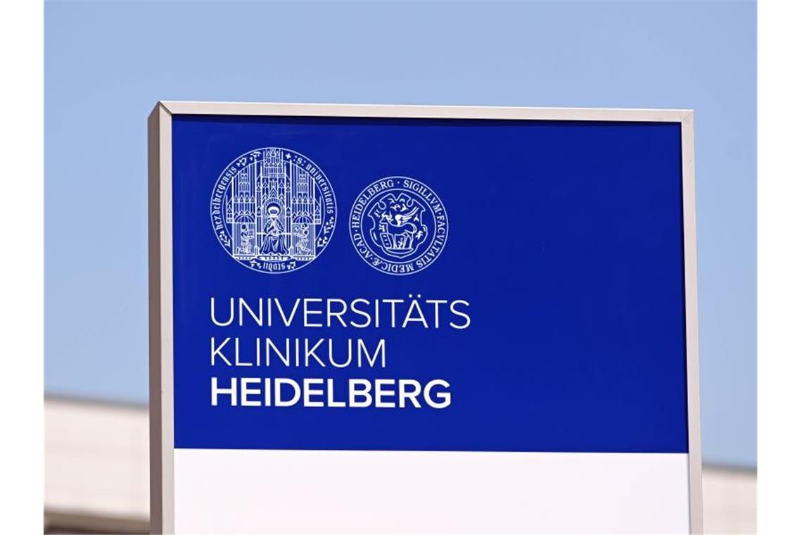 Logo und Schriftzug des Universitätsklinikums Heidelberg. Foto: Uli Deck/dpa/Archivbild