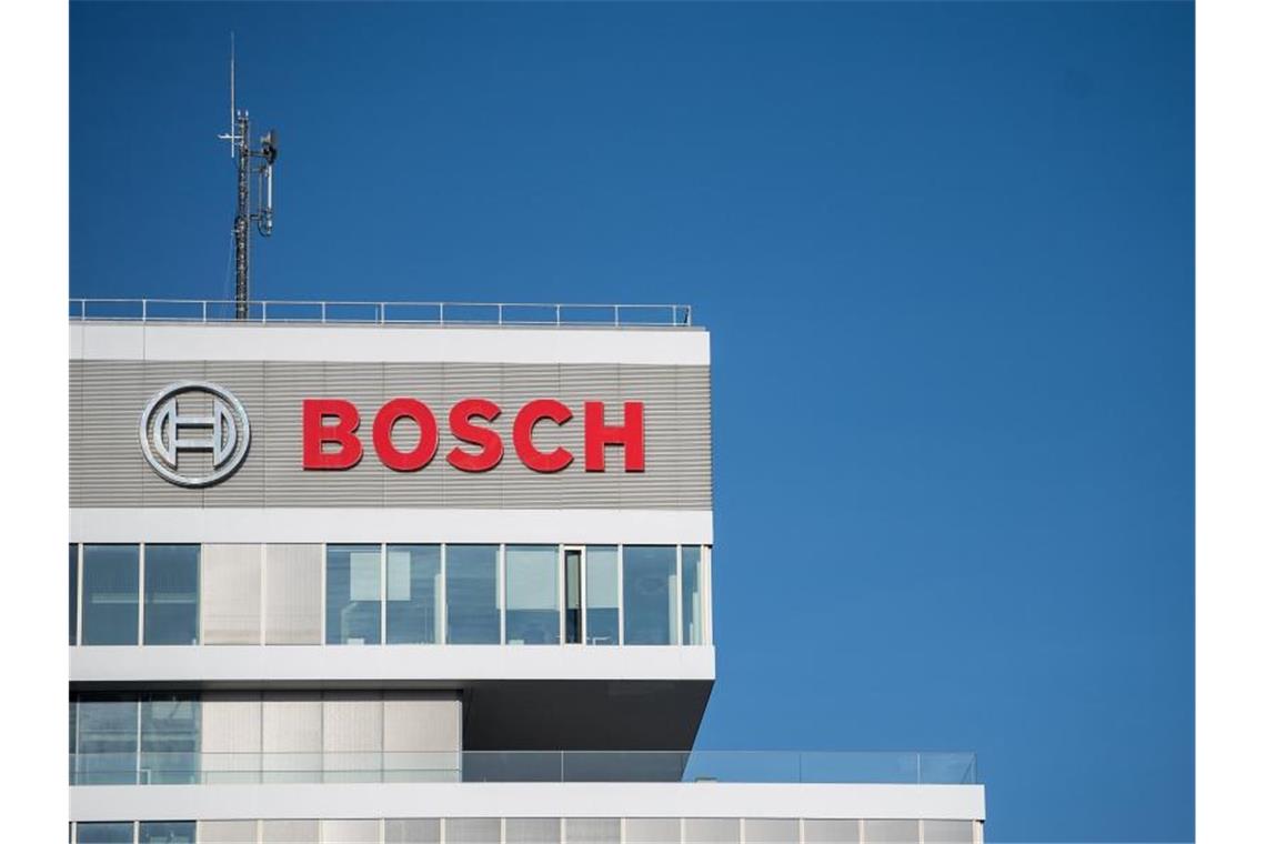 Flaute der Autokonjunktur kostet mehr Jobs bei Zulieferern Logo und Schriftzug von Bosch am Bosch-Zentrum für Forschung und Vorausentwicklung. Foto: Sebastian Gollnow