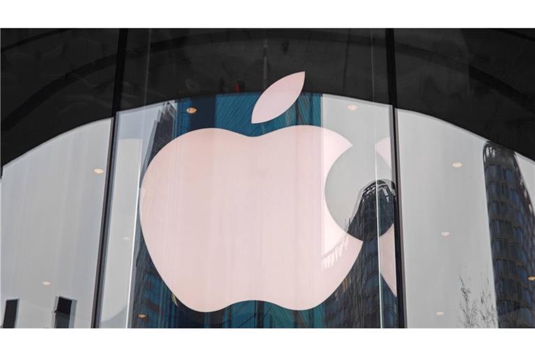 Logo von Apple: Schlechtere iPhone-Verkäufe haben den Umsatz von Apple im vergangenen Quartal gedrückt (Archivfoto).