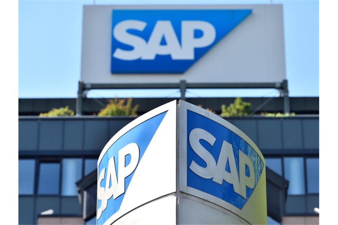 Logos des Softwarekonzerns SAP sind am Hauptgebäude zu sehen. Foto: Uwe Anspach/Archivbild