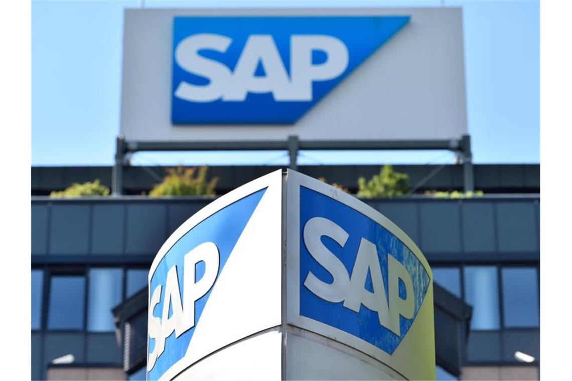 Logos des Softwarekonzerns SAP sind zu sehen. Foto: Uwe Anspach/dpa/Archivbild