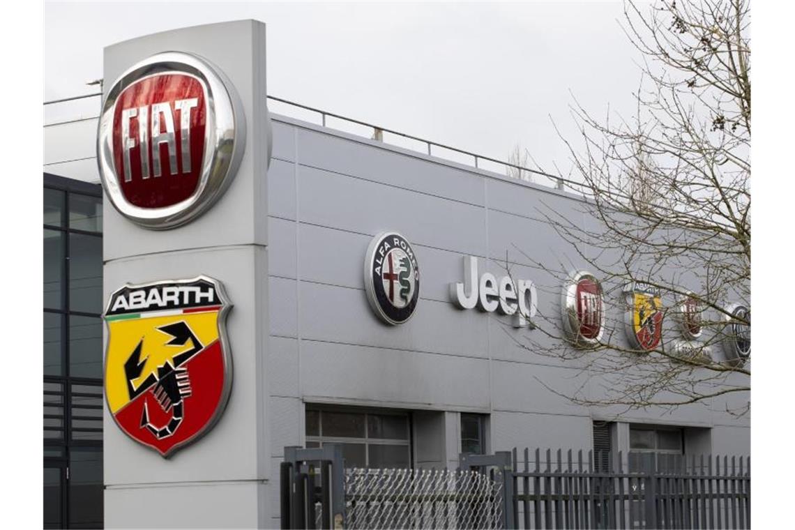 „Fliegender Start“ für Stellantis Logos von Autofirmen an der Fassade des Gebäudes, in dem sich der Hauptsitz von Stellantis in Lijnden, in der Nähe von Amsterdam, befindet. Foto: Peter Dejong/AP/dpa