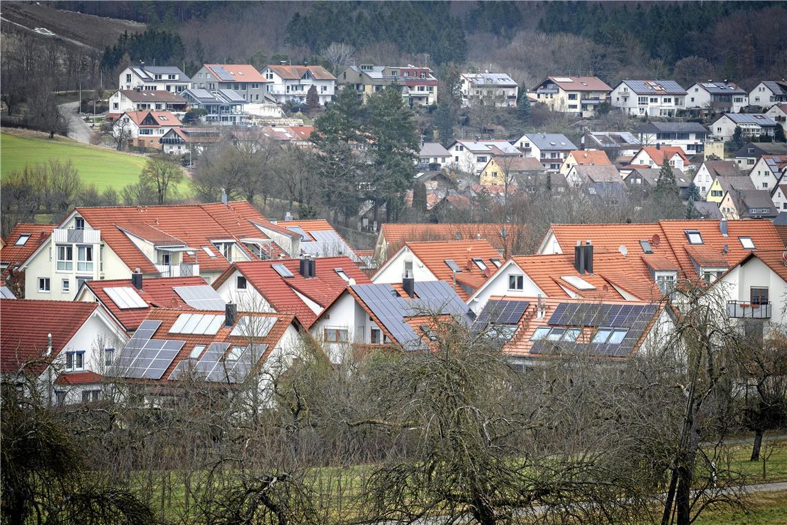 Lohnt sich eine PV-Anlage auf dem Dach, auch wenn die Einspeisevergütung gestrichen wird? Die Energieagentur hilft beim Beantworten dieser Frage. Archivfoto: Alexander Becher
