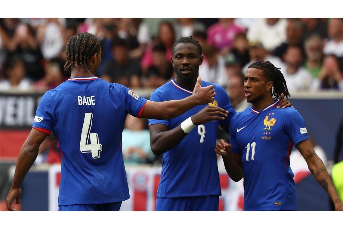 Mbappé und VAR-Frust: DFB-Team verpasst Platz drei Loic Bade (l.) und Marcus Thuram (M.) gratulieren Michael Olise (r.) zu seinem 2:0-Treffer.