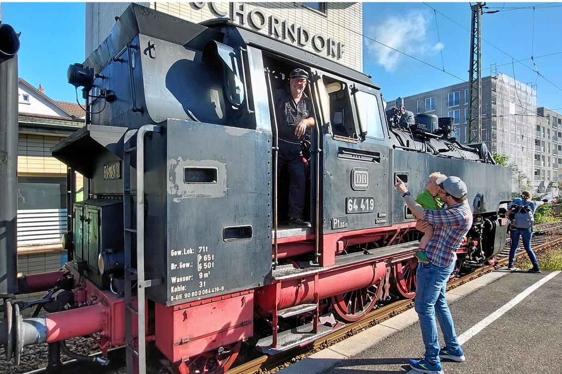 Lokführer Markus Sick ist in seinem Element. Er genießt die Arbeit mit der Technik zum Anfassen und freut sich auch, dass die Mitfahrer großes Interesse daran zeigen. Fotos: Matthias Nothstein