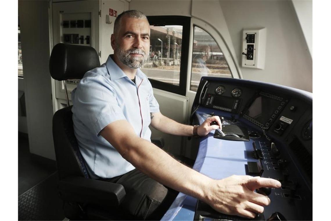 Bahn will Quereinsteiger für Lokführerberuf begeistern Lokführer-Quereinsteiger Vincenzo Traviglia im Führerstand eines Regionalverkehrszuges. Foto: David Young