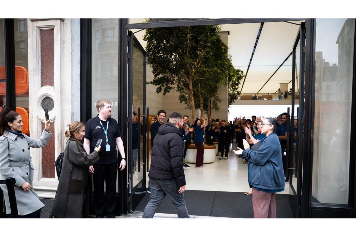 Bilder des Tages London: Verkaufsstart des iPhone 17 lockt Fans in die Regent Street.