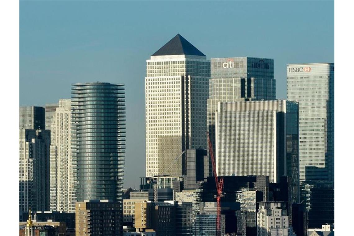 Londons Finanz- und Bankendistrikt „Canary Wharf“. Die britische Wirtschaft ist wieder geschrumpft. Foto: Hannah Mckay/epa/dpa