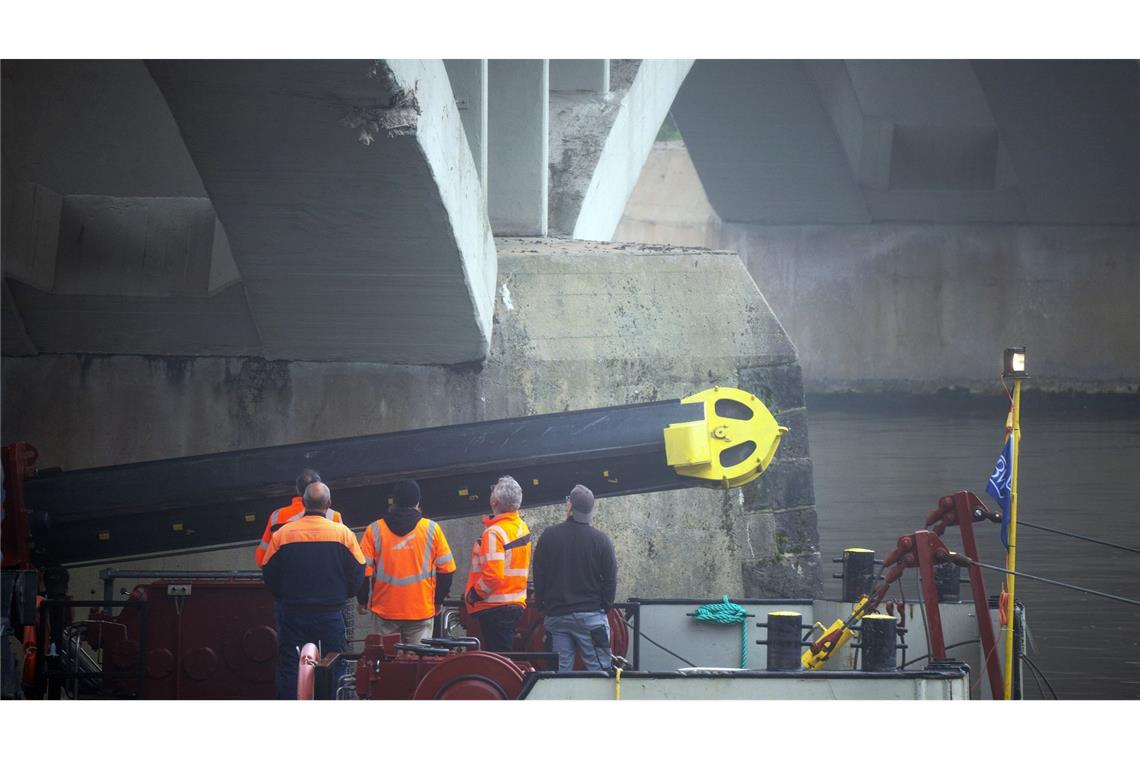Longuich/Mosel: Experten untersuchen Brücke nach Frachtschiff-Kollision