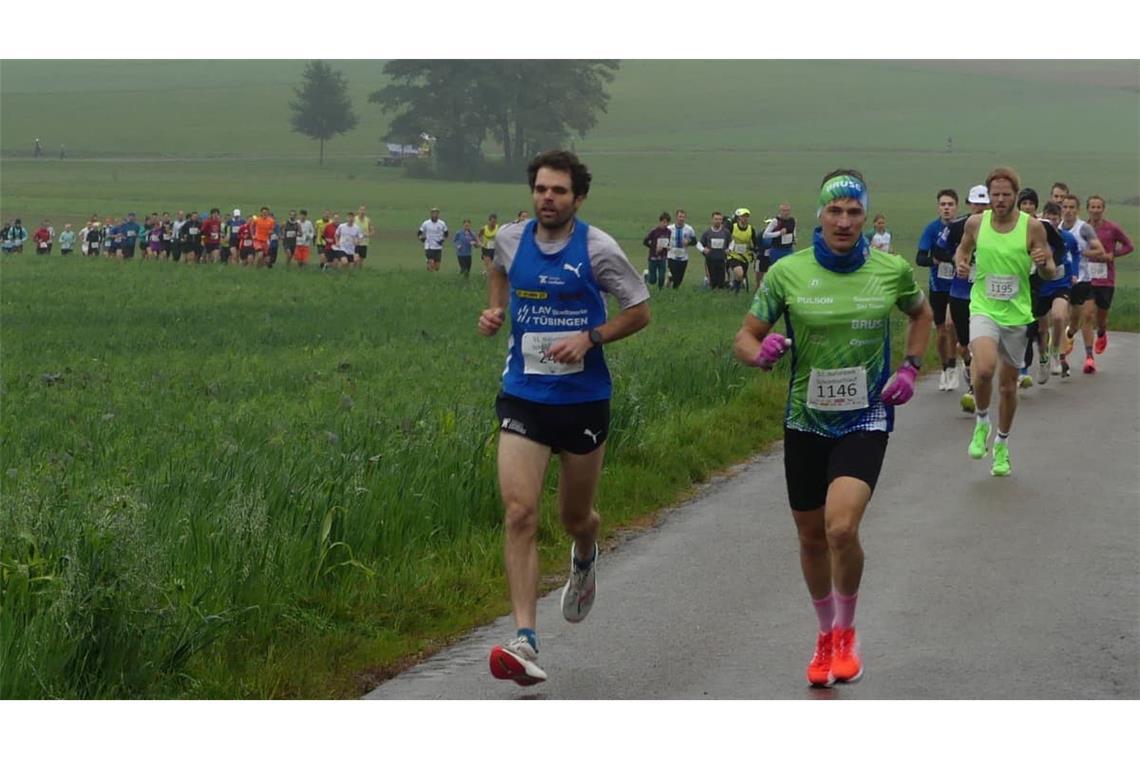 Lorenz Baum und Lars Völter (vorne v. li.) hießen die Sieger über 25 und 10 Kilometer beim Naturpark Schönbuchlauf in Hildrizhausen.