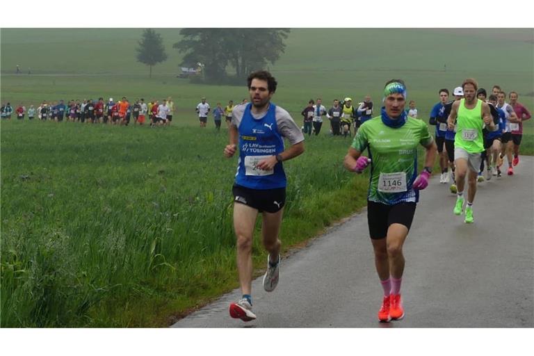 Lorenz Baum und Lars Völter (vorne v. li.) hießen die Sieger über 25 und 10 Kilometer beim Naturpark Schönbuchlauf in Hildrizhausen.