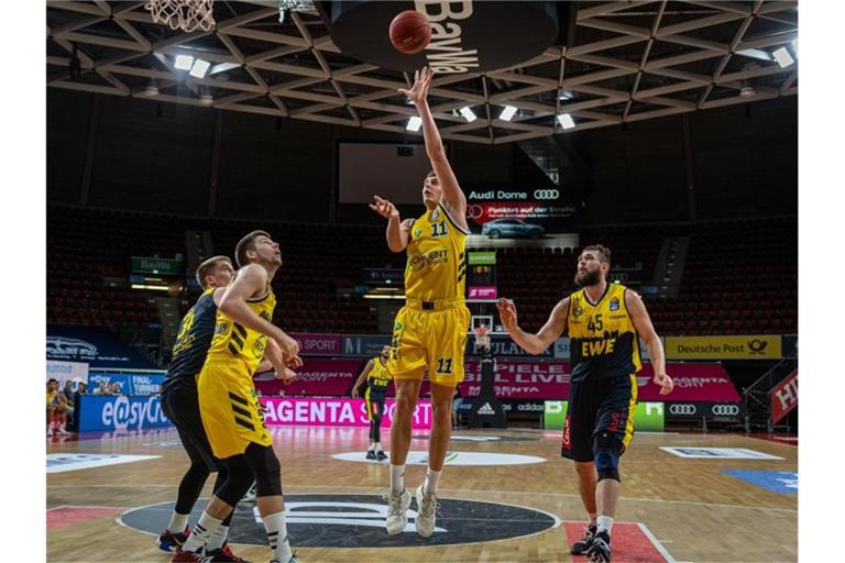 Lorenz Brenneke (M) von Alba Berlin geht mit dem Ball zum Korb. Foto: Tilo Wiedensohler/camera4/BBL Pool/dpa