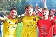 Lorenz Ender (links) feierte im Sommer mit Valentyn Podolsky (Mitte), Christian Mistl und der SG Sonnenhof Großaspach das Double aus Oberliga-Meisterschaft und WFV-Pokalsieg. Nach dem Winter trägt er nun das Trikot des Oberligisten TSG Backnang. Foto: Tobias Sellmaier