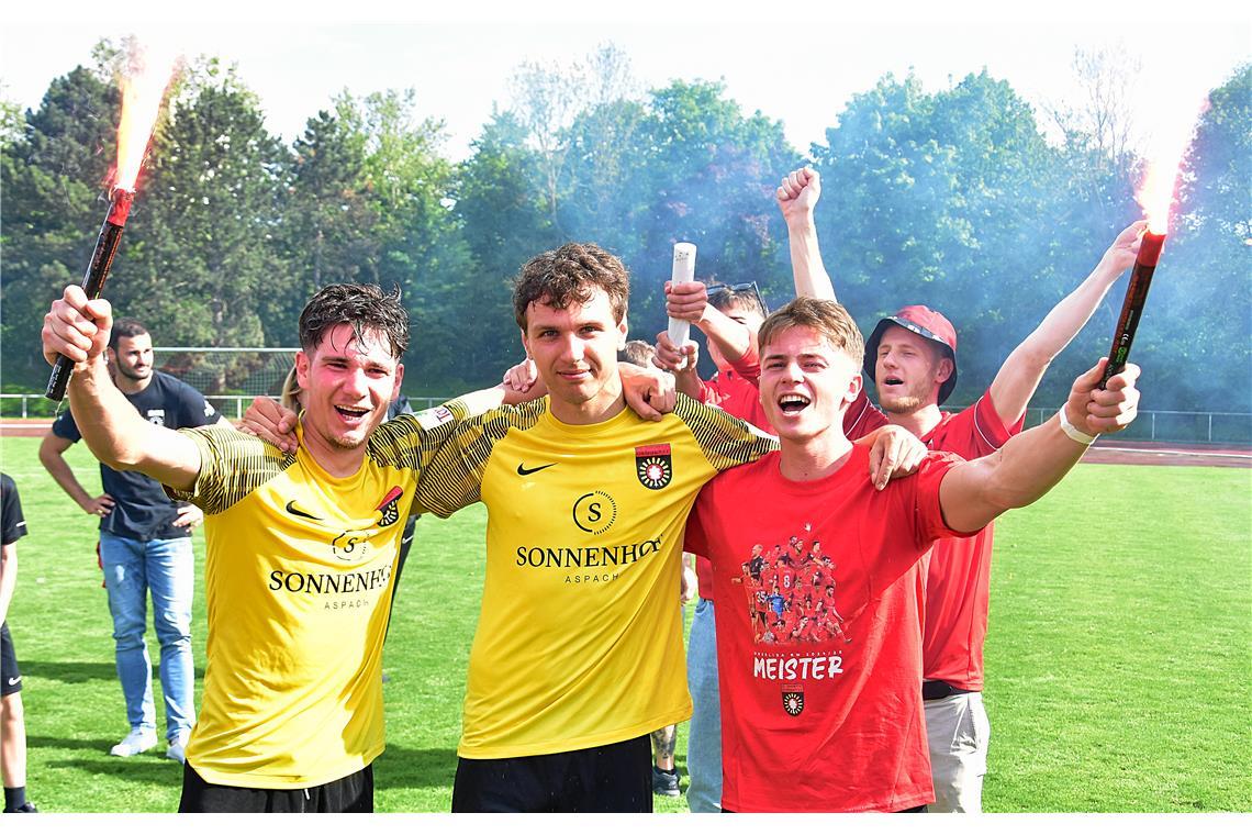 Lorenz Ender, Valentyn Podolsky und Christian Mistl  feiern den Aufstieg. Auswär...