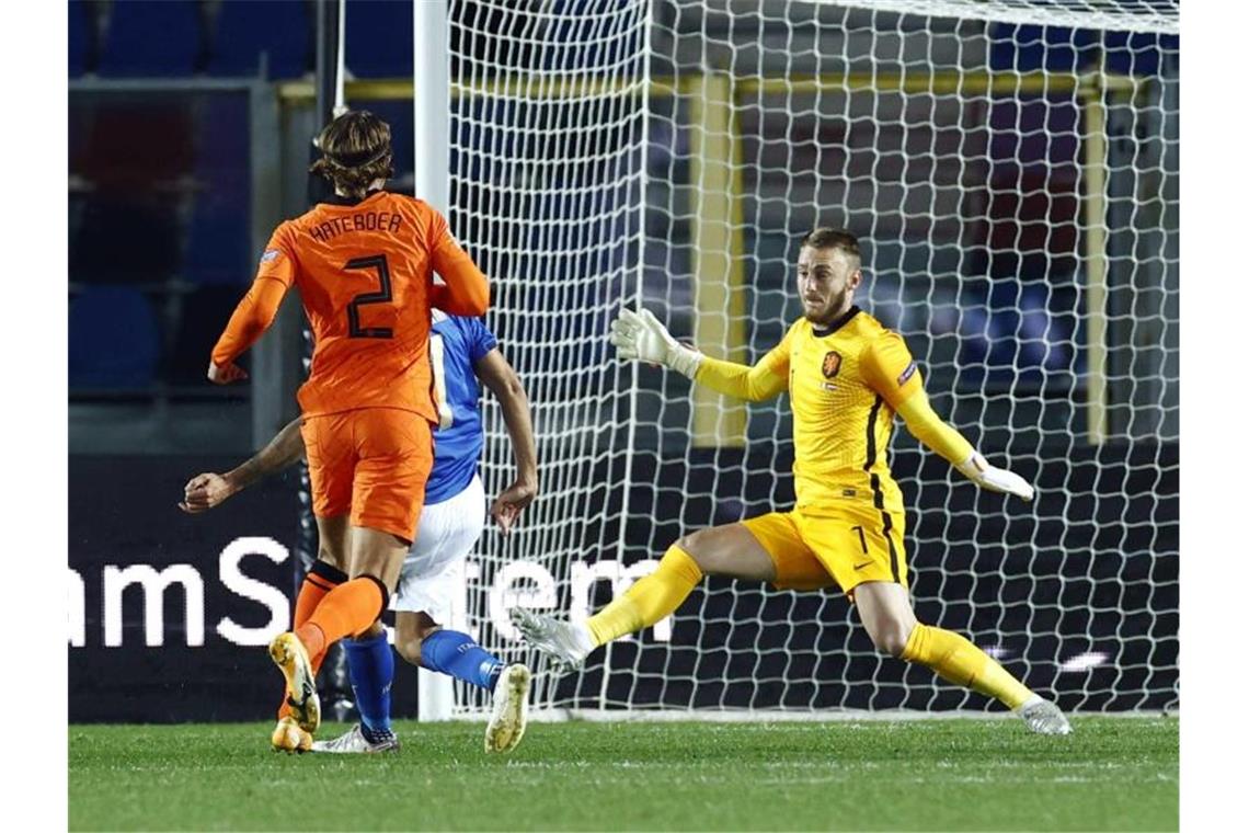 Lorenzo Pellegrini (l) aus Italien erzielt das 1: 0. Der niederländische Torwart Jasper Cillessen (r) scheitert bei der Abwehr. Foto: Koen Van Weel/ANP/dpa