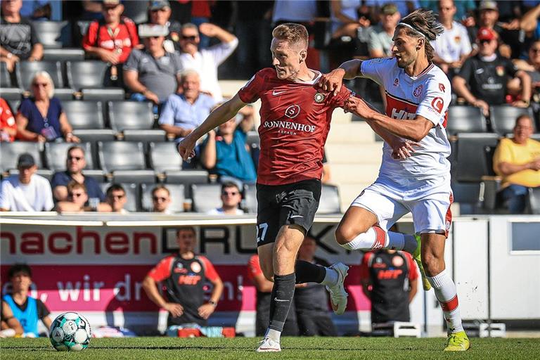 Loris Maier enteilt neun Minuten nach der Pause der Kölner Defensive um Luca Majetic. Ein zweiter Treffer bleibt dem Großaspacher Siegtorschützen jedoch verwehrt. Sekunden später scheitert er mit einem Lupfer an Fortuna-Schlussmann Lennart Winkler. Foto: Alexander Becher