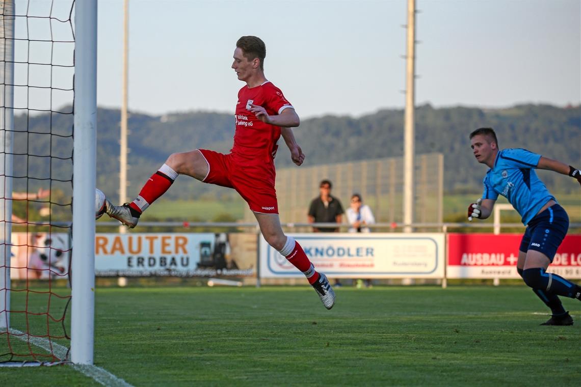 Standesgemäßer Erfolg der TSG Loris Maier hat vier Tore zum Kantersieg der TSG Backnang in Allmersbach beigesteuert. Foto: A. Becher