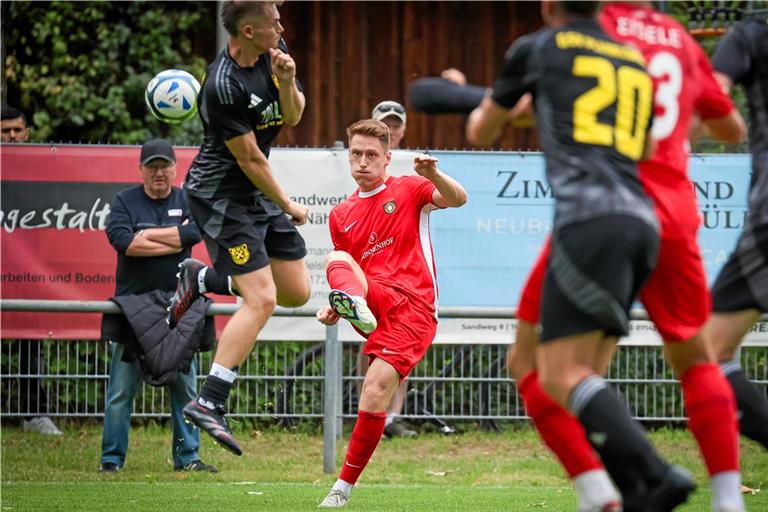 Loris Maier (in rot) hat in Pleidelsheim vier Tore erzielt. Foto: Alexander Becher