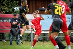 Loris Maier (in rot) hat in Pleidelsheim vier Tore erzielt. Foto: Alexander Becher