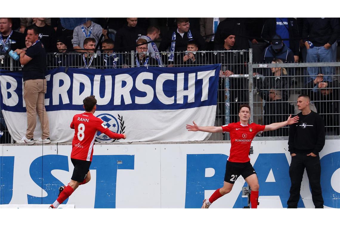 Loris Maier jubelt vor dem Kickers-Block.