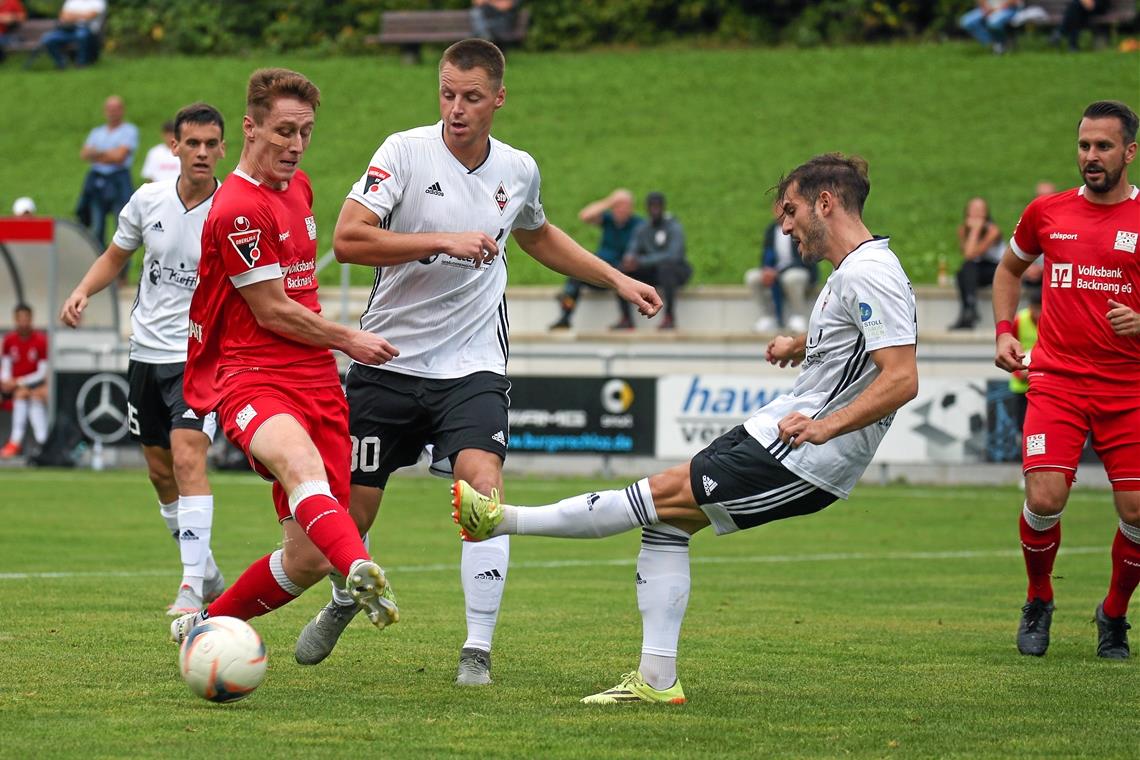 Loris Maier (links) besitzt eine Chance, um den Heimerfolg der TSG Backnang unter Dach und Fach zu bringen. Foto: A. Becher