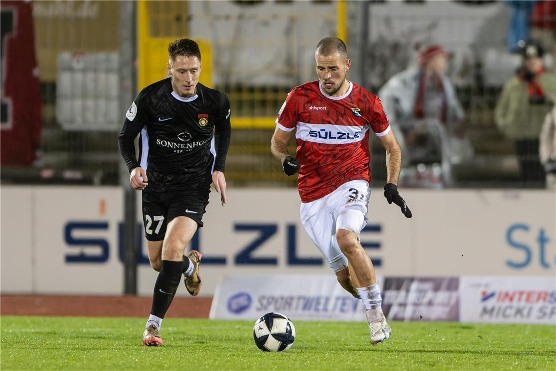 Loris Maier (links) und die SG Sonnenhof Großaspach haben ihre Erfolgsserie gegen Balingen fortgesetzt. Foto: Eibner