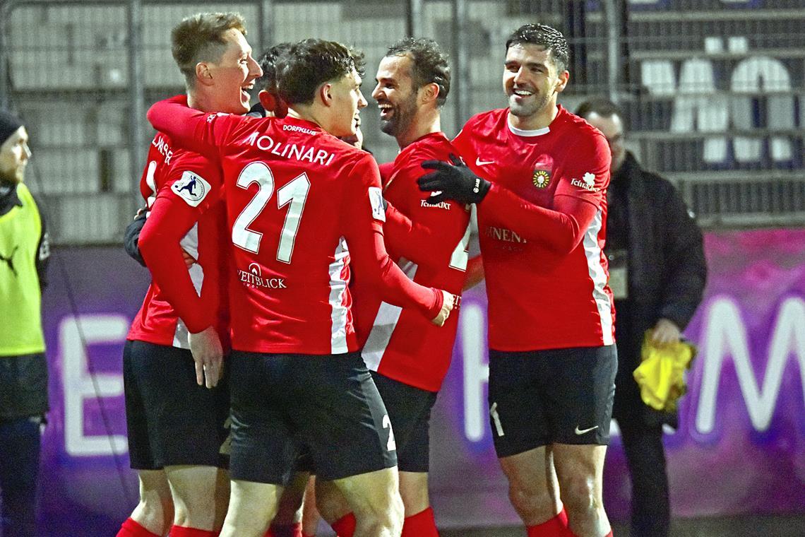 Loris Maier, Luca Molinari, Fabian Eisele und Michael Kleinschrodt (von links) bejubeln den 6:0-Sieg. Foto: Tobias Sellmaier