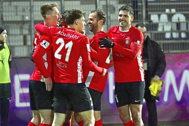 Loris Maier, Luca Molinari, Fabian Eisele und Michael Kleinschrodt (von links) bejubeln den 6:0-Sieg. Foto: Tobias Sellmaier