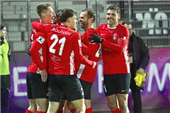 Loris Maier, Luca Molinari, Fabian Eisele und Michael Kleinschrodt (von links) bejubeln den 6:0-Sieg. Foto: Tobias Sellmaier